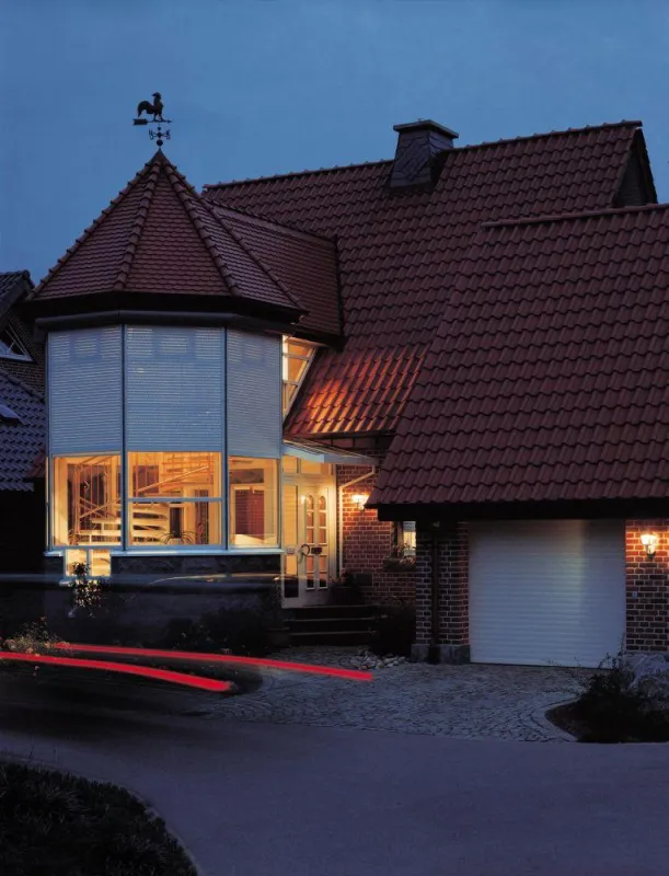Rollläden erhöhen die Wärmedämmung bei Fenstern und sorgen so für Einsparung von Heizkosten und verringern den Energieverlust. Bild: tdx/Alulux