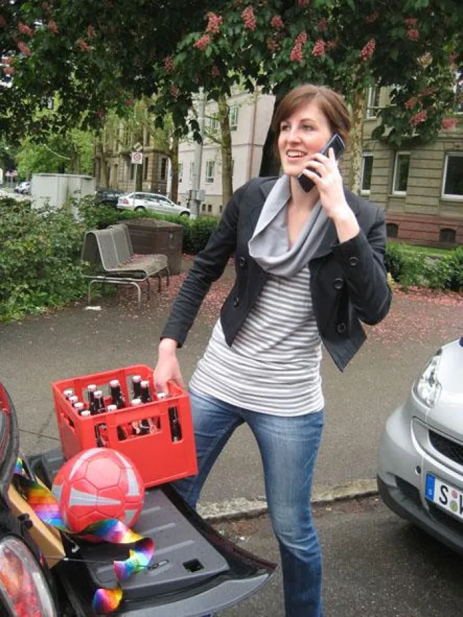 Die Event-Azubine Anna Klüver trifft letzte Vorbereitungen für ihre WM-Party.