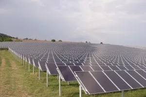 Bild: 2-Megawatt-Solarstromanlage mit Wechselrichtern von Sputnik Engineering in Bulgarien installiert