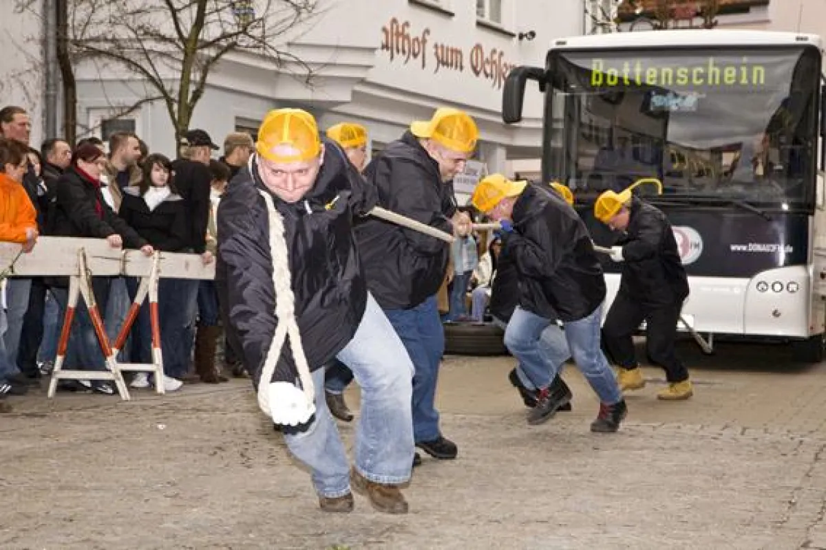 Im Team gegen einen 12 Tonnen schweren Bus