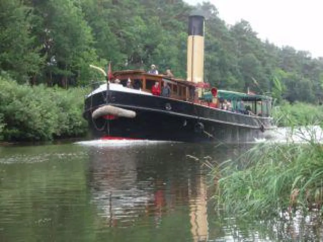 Historischer dampfeisbrecher ELBE bei Kanalfahrt im ELBE-Lübeck Kanal