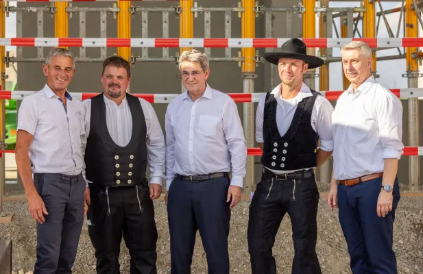 Bild: GROUP7 feiert Richtfest in Schwaig: Erweiterung der Unternehmenszentrale am Münchner Flughafen