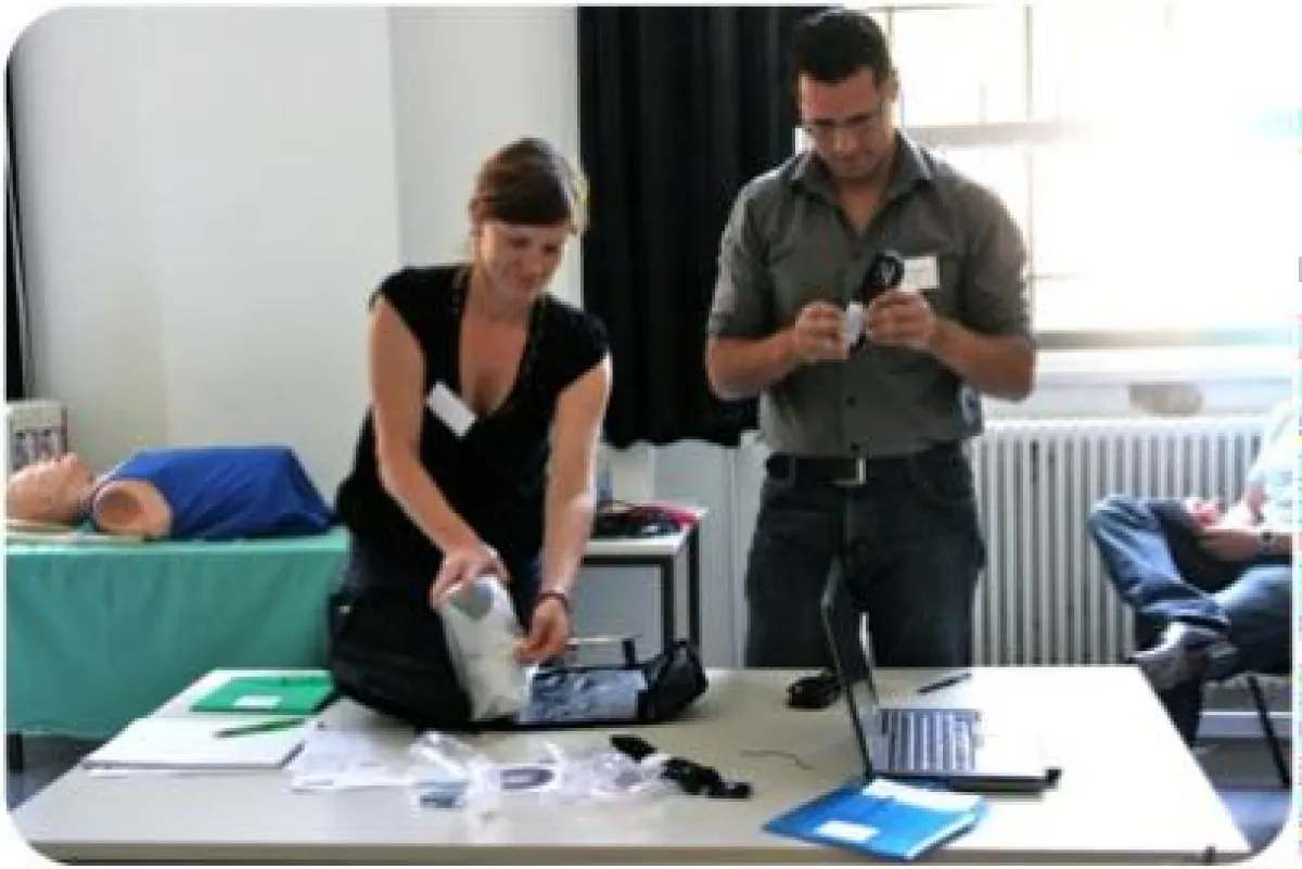 Testpersonen überprüfen die Usability eines Beamers bei Inbetriebnahme.  © YOUSE GmbH