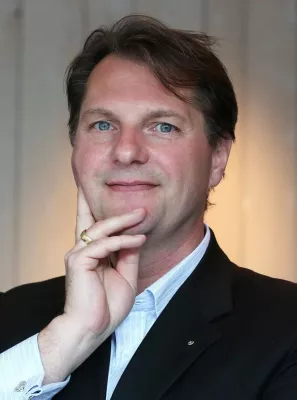 Bild: Im Mittelpunkt bleibt der Mensch. Oder: Warum Sie manchmal so lange auf Ihren Sportwagen warten