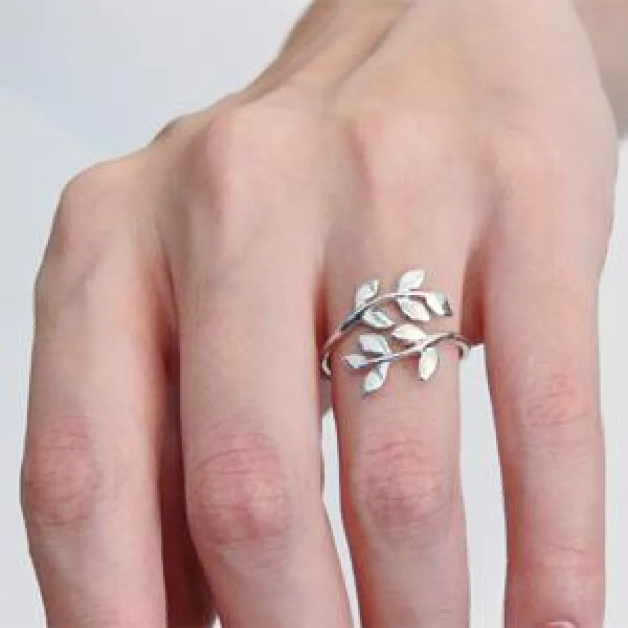 Dieser feine Blatt-Ring macht seinen Weg um Ihren Finger. Hergestellt aus Sterlingsilber