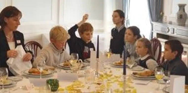 Knigge Kurs mit Konzertbesuch für Kinder und Jugendliche Bild: Knigge Kurs mit Konzertbesuch für Kinder und Jugendliche