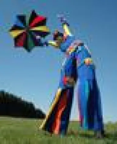 Bild: Zauberhafte Begegnungen mit Stelzenläufer und Braunbären