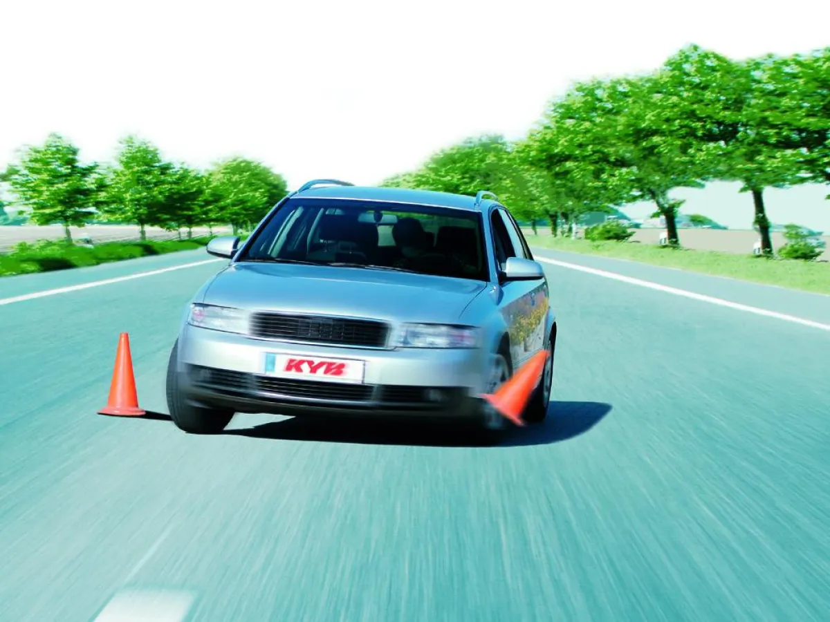 Mit abgenutzten Stoßdämpfern kann das Auto bei einem schnellen Spurwechsel völlig unkontrollierbar reagieren Foto: KYB