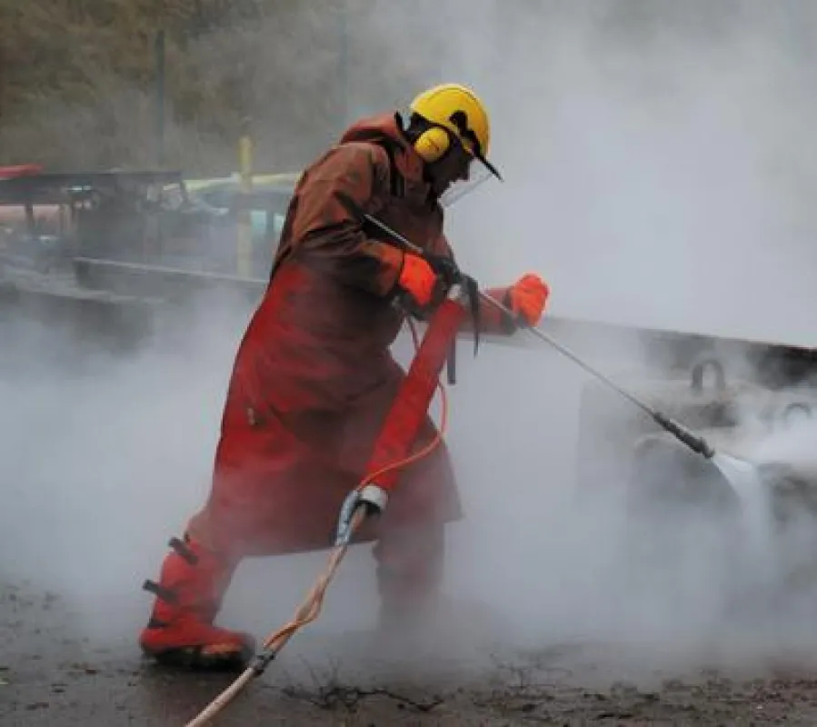 Mit Dyneema® hergestellte mehrlagige TST-Schutzanzüge für Arbeiten mit Wasserstrahlgeräten