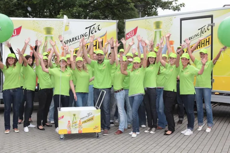 Promotionagentur at sales communications bringt Schweppes Sparkling Tea auf die Straße Bild: Promotionagentur at sales communications bringt Schweppes Sparkling Tea auf die Straße