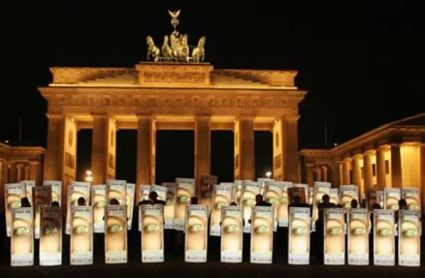 Bild: Als Leuchtschlange in die dunkle Jahreszeit Promcraft Berlin inszenierte den Startschuss zur KGS-Kampagne 2008