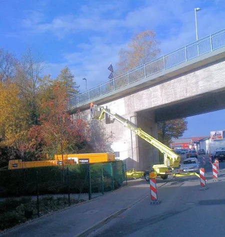 Bild: Brückensanierung mit zwei Arbeitsbühnen