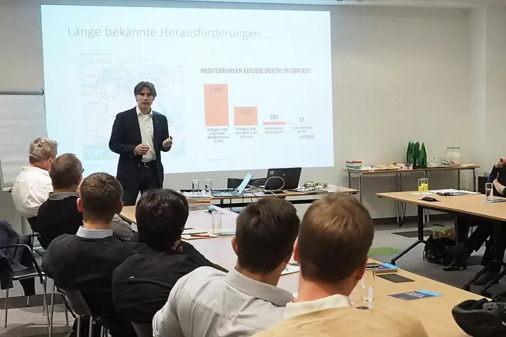 Bild: In der GfWM wird das Thema Flüchtlinge mit dem Instrument der Wissensbilanz diskutiert