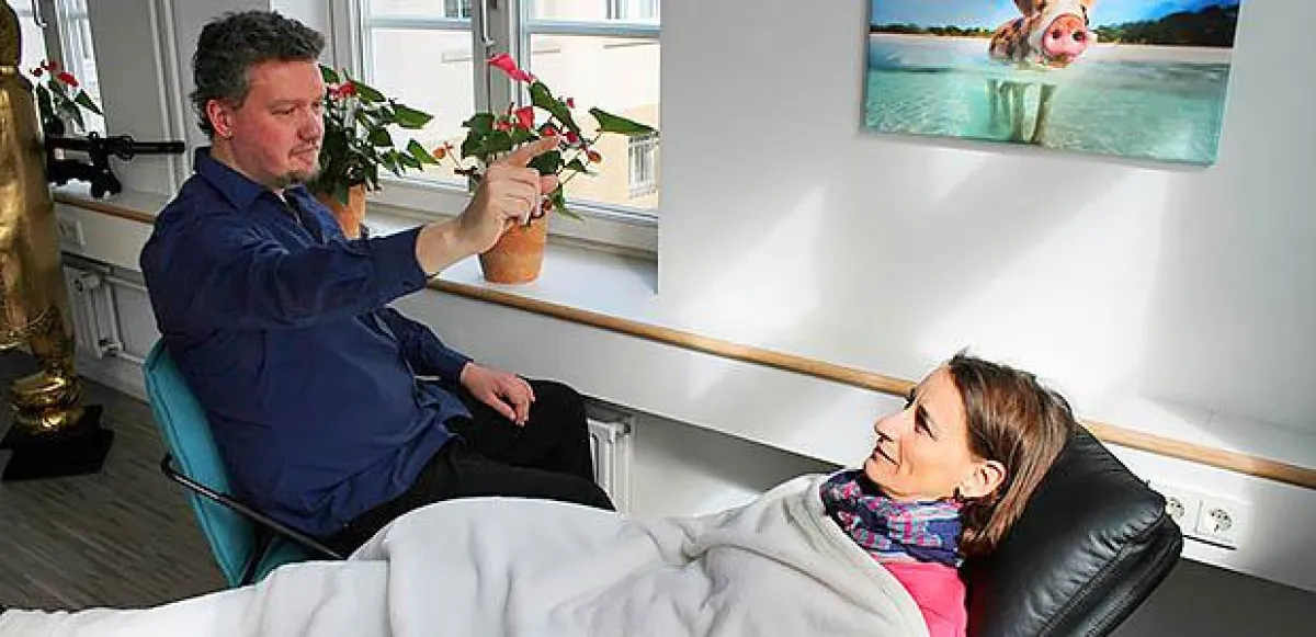 Falco Wisskirchen in einer Hypnosesitzung