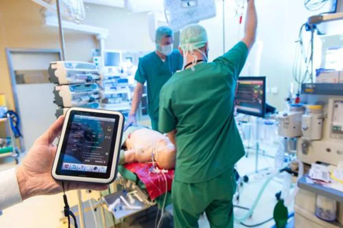 Per Steuerungsmonitor (links im Bild) können Übungs-szenarien am Patientensimulator eingespielt werd