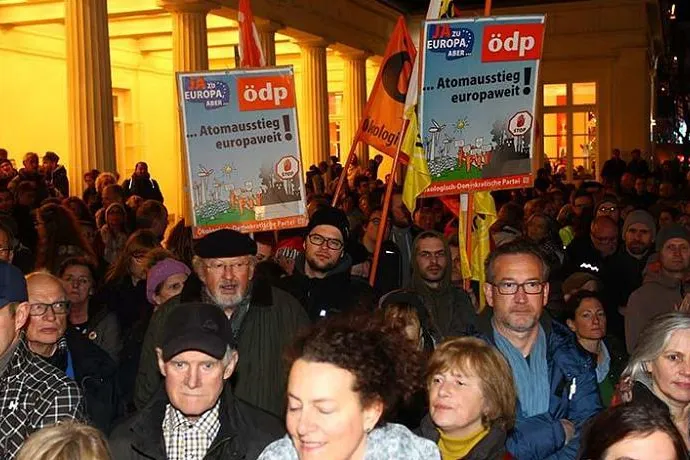Fast 2000 Menschen demonstrierten gegen den Weiterbetrieb des AKW Tihange Bild: Fast 2000 Menschen demonstrierten gegen den Weiterbetrieb des AKW Tihange