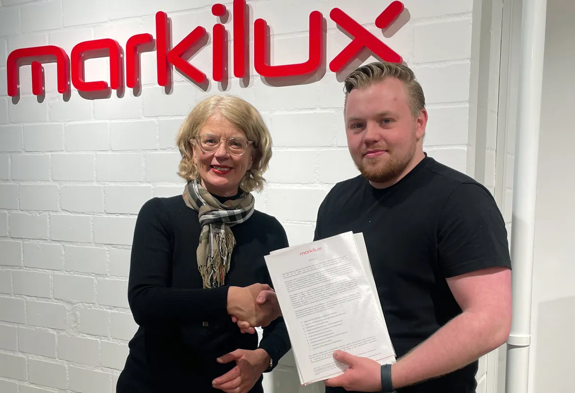 Textildesignerin Annette Busch von markilux gratuliert Davy Kottysch zu seinem Ausbildungsabschluss. (© markilux)