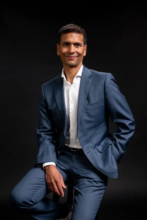 Ampermo-Gründer Abeynaike: „Das Own and Operate-Modell ermöglicht Dekarbonisierung ohne Risiko.“ (© Ampermo GmbH/SPE Agency)