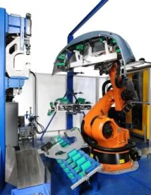 Bild: Flexible Roboterzelle zum Stanzen von Kunststoffteilen mit hoher Präzision