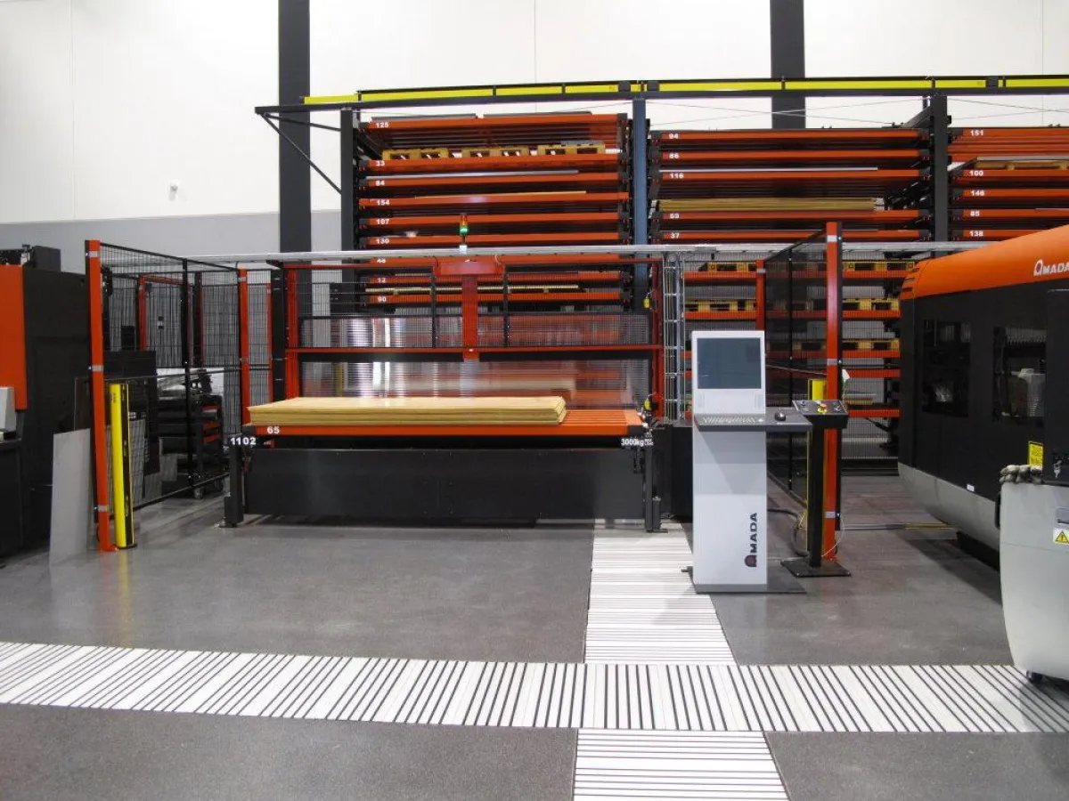 Einsatz von infomedia Infoterminal tc:one an AMADA-Anlage