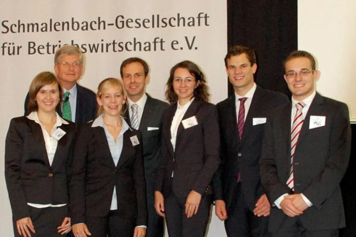 v.l.: Katharina Gishewski, Prof. Dr. Theo Siegert (Präsident der Schmalenbach Gesellschaft