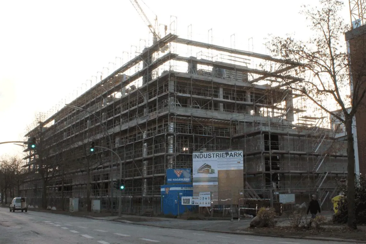 (Foto pw) Nicht mehr zu übersehen: Das Ingenieurwerk im Süden Hamburgs.