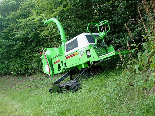 Bild: Häcksler mit Turboleistung – MVS Zeppelin präsentiert Neuheit auf der GaLaBau 2006