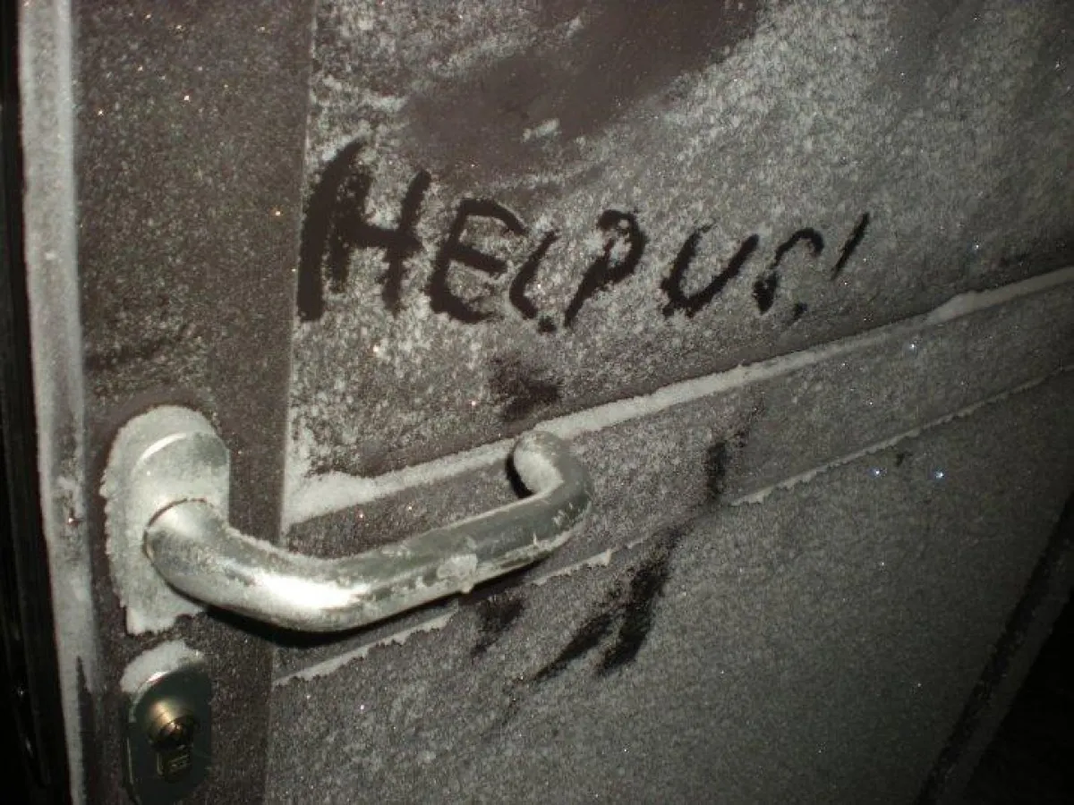 Mit allerletzter Kraft auf die Tür gekrixelt. Hoffen auf Hilfe
