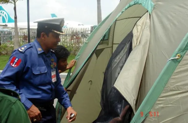 Vierköpfiges Team der Hilfsorganisation ShelterBox bereitet in Rangun Verteilung von Überlebenskisten vor Bild: Vierköpfiges Team der Hilfsorganisation ShelterBox bereitet in Rangun Verteilung von Überlebenskisten vor