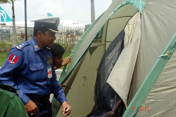 Vierköpfiges Team der Hilfsorganisation ShelterBox bereitet in Rangun Verteilung von Überlebenskisten vor Bild: Vierköpfiges Team der Hilfsorganisation ShelterBox bereitet in Rangun Verteilung von Überlebenskisten vor