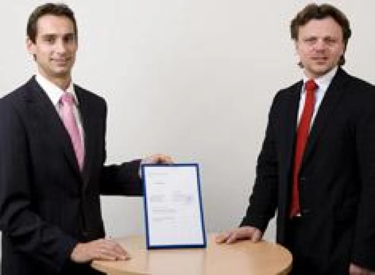 Freuen sich über die Sicherheits-Zertifizierung:Thomas Bauer (im Bild links), Leiter der Zoll- und Überseeabteilung, und Achim Schäflein, Geschäftsführer der Schäflein Spedition