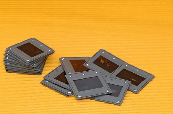 Bild: Rettet alte Urlaubs-Dias vor Schimmel und Kratzern: Berliner Unternehmen digitalisiert in High-End-Qualität