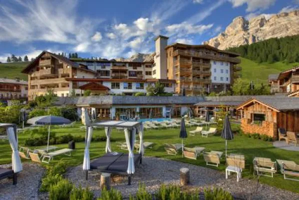 Bild: Dolomiti Wellness Hotel Fanes: Tor zu alpiner Wohnkultur und luxuriösem Wohlfühl-Ambiente