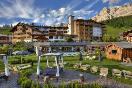 Bild: Dolomiti Wellness Hotel Fanes: Tor zu alpiner Wohnkultur und luxuriösem Wohlfühl-Ambiente