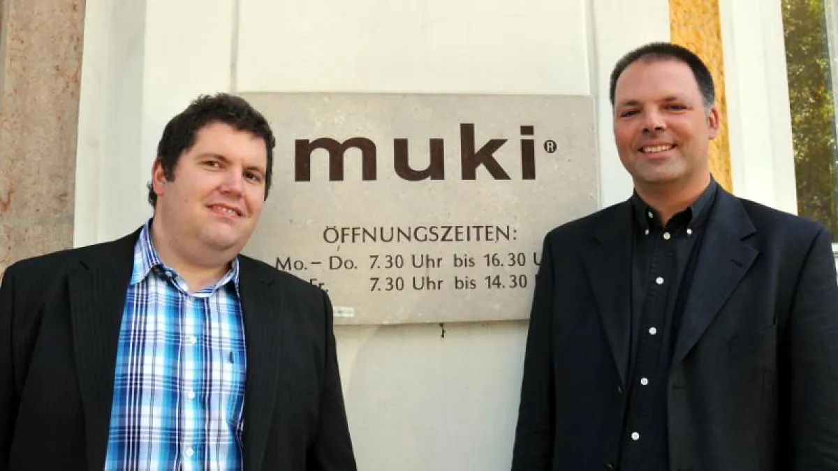 Von links: Christian Clauß und Kai-Uwe Garrels vor dem muki Gebäude in Bad Ischl.