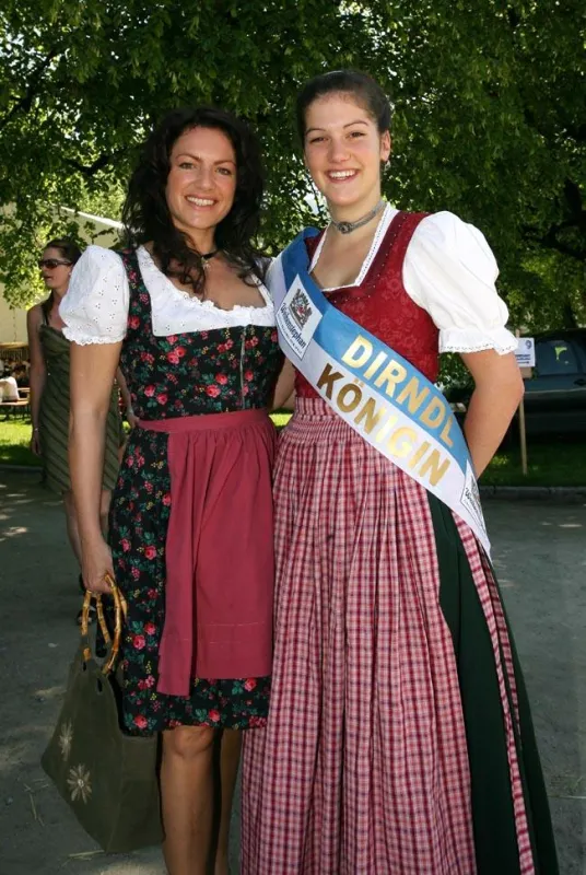 Christine Neubauer mit der Dirndlkönigin 2007 auf der Heimat und Brauchtum