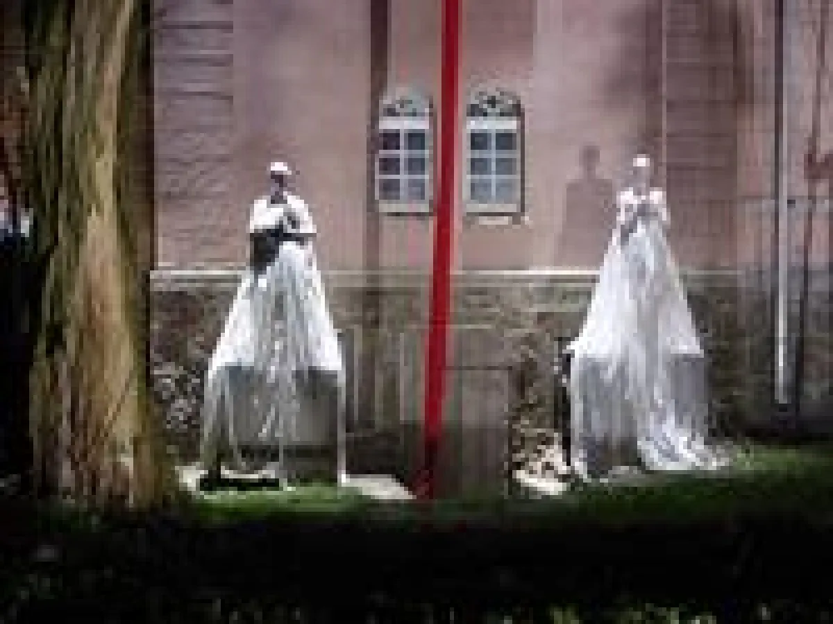 Grotest Maru bezaubern in märchenhaften Kostümen. Im April lässt sich die Theatergruppe auf Schloss Bröllin beim Proben über die Schultern schauen. (Bildautor: Michael Friese)