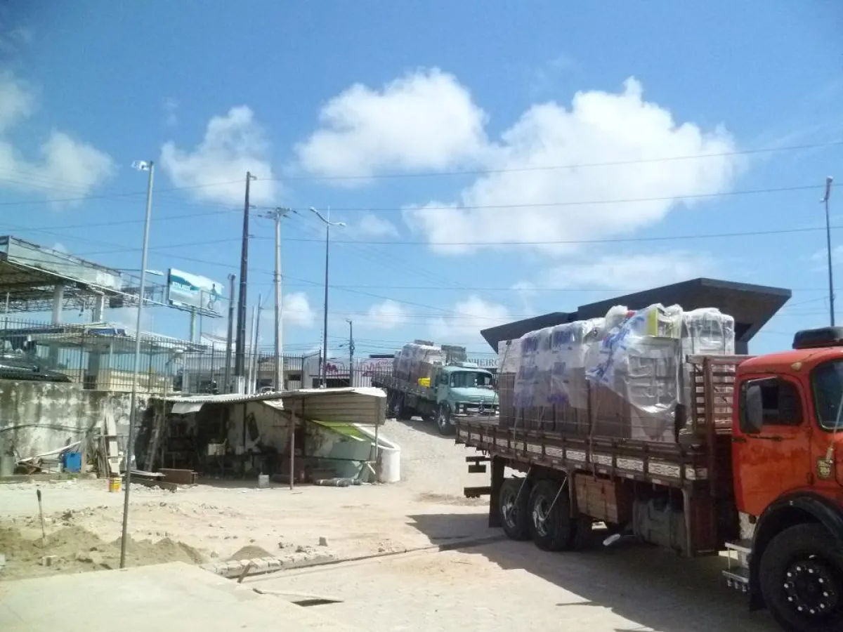 Transport der Liaplan-Steine vom Hafen zur Baustelle