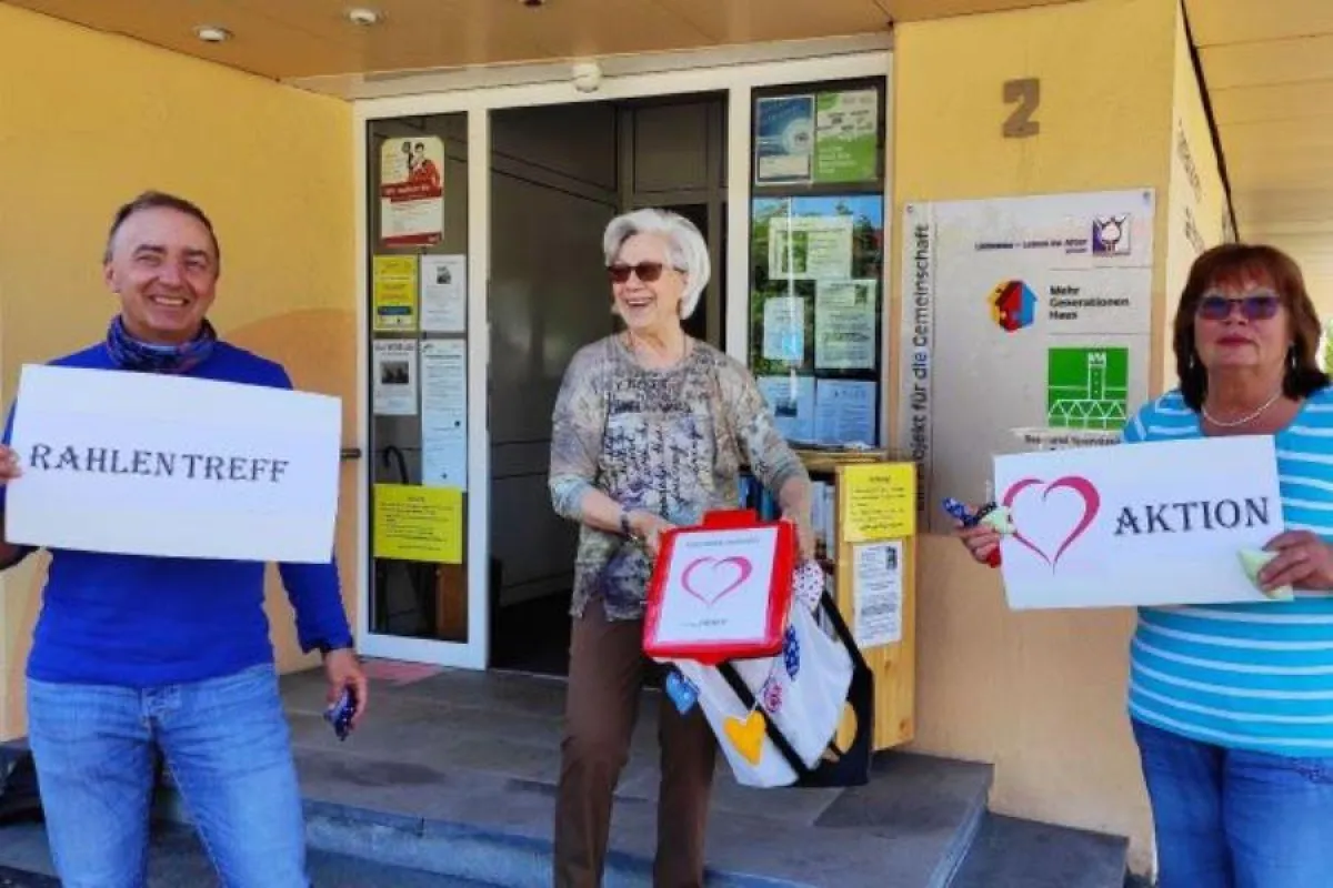 Gemeinwesenarbeiter Harald Enderle von der Stiftung Liebenau, zusammen mit den Bewohnerinnen