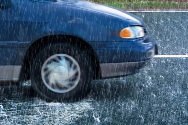 Wolkenbruch und Aquaplaning: Was Autofahrern droht Bild: Wolkenbruch und Aquaplaning: Was Autofahrern droht