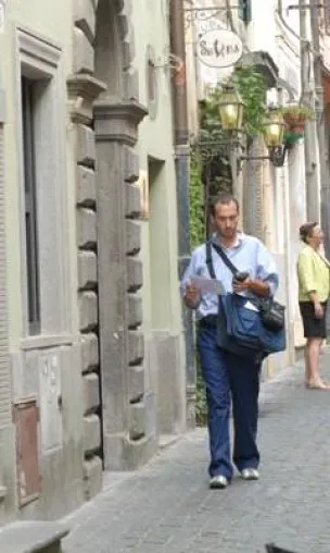 Bild: Der „telematische Postbote“ - Italienische Post setzt 15.000 Smartphones H19B von Opticon ein