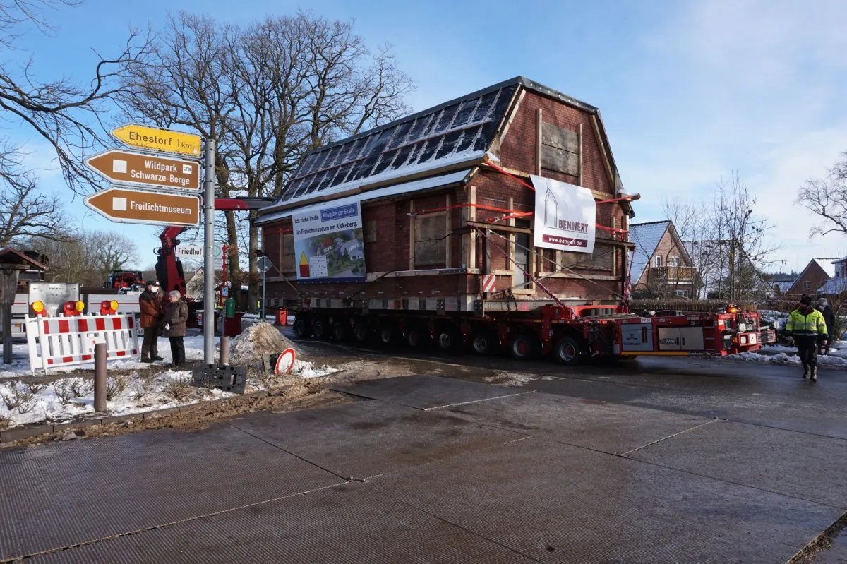 31.1. Das Haus auf dem Weg zum Freilichtmuseum - Bild FLMK