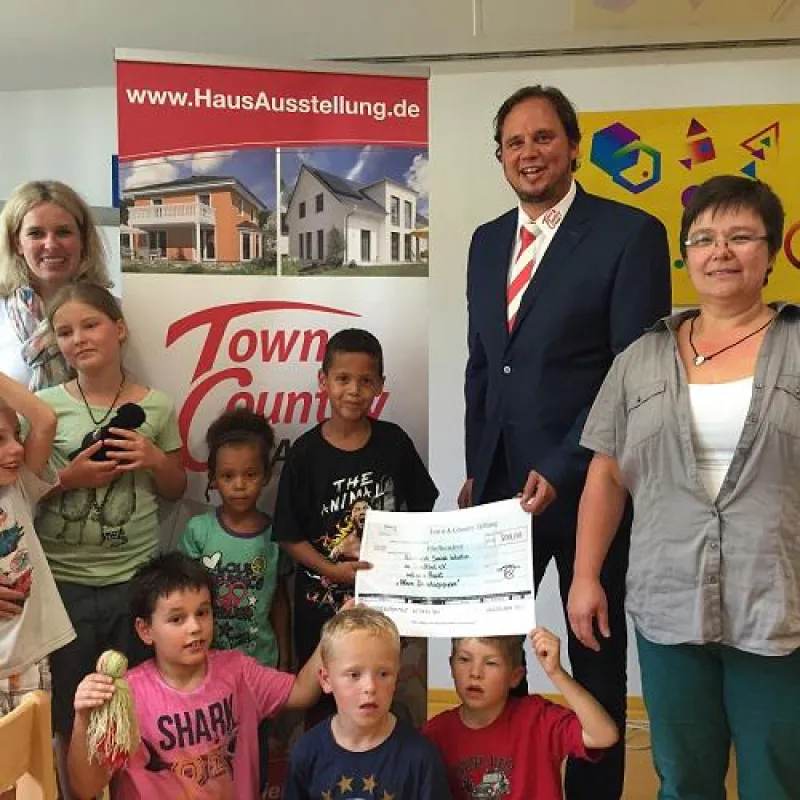 Daniel Reitz bei der Spendenübergabe an die Kinder und den Vorstand