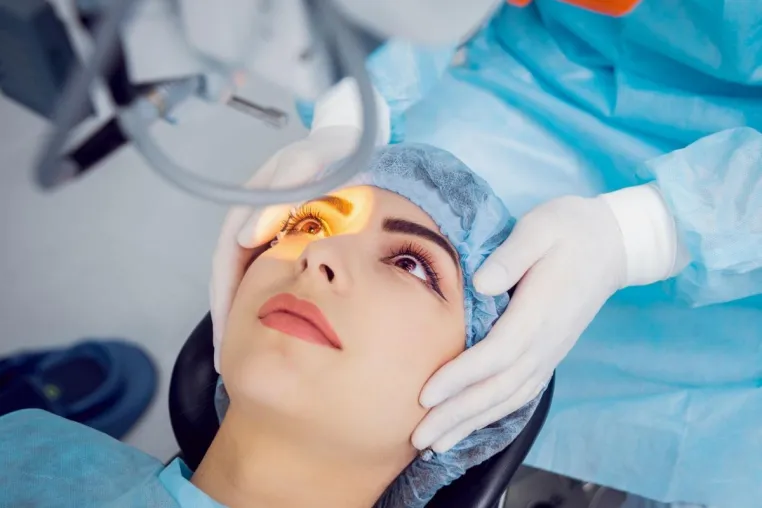 Bild: Einer ihrer sehnlichsten Wünsche ist es, endlich ohne Brille und Kontaktlinsen klar zu sehen?