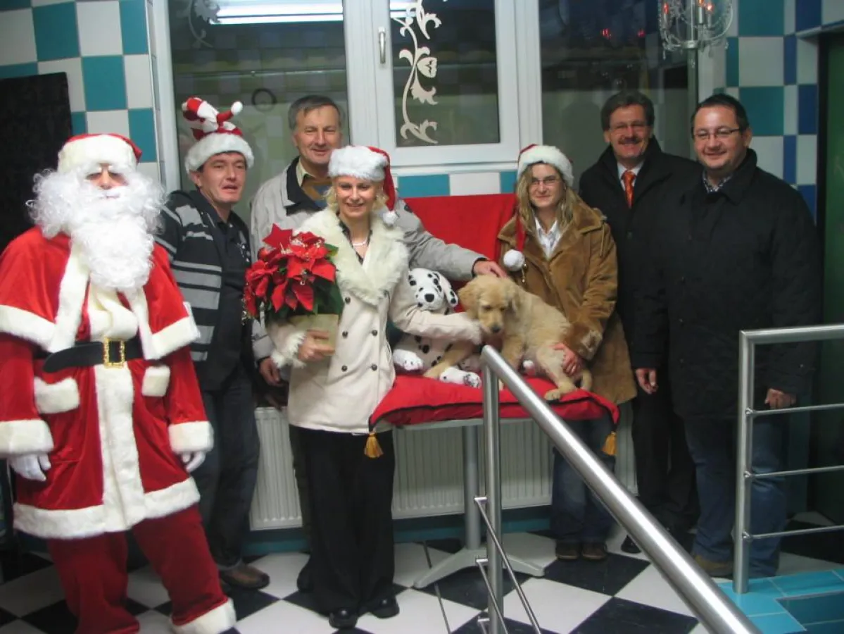 v.l.n.r. Weihnachtsmann, Alexander Hirczy, Willi Thomas, Irmgard Serschen (Dog Stylistin), Dr. Michaela Labitsch (Klinikleitung), Helmut Sampt, Josef Kropf