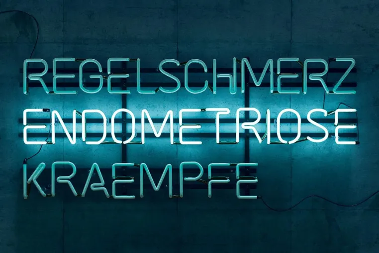 Bild: Schau genau hin – im Kampf gegen Endometriose mit einer Leuchtreklame?