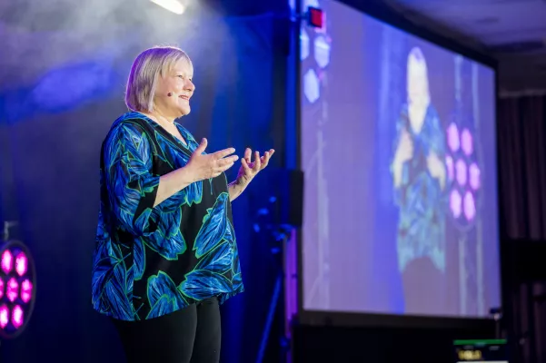Bild: Verbundenheit siegt: Maria Moll aus München begeistert beim Internationalen Speaker Slam in Niedernhausen