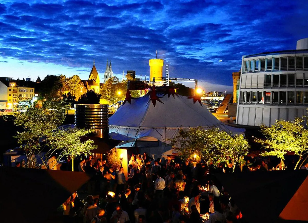 Fast 600 Internetmenschen netzwerkten beim 3. Online-Stammtisch Köln - OSK 3.0 im stimmungsvollen Kölner Rheinauhafen