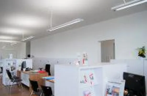LED Beleuchtung am Arbeitsplatz steigert Leistung und Wohlbefinden, senkt Energieverbrauch und Kosten Bild: LED Beleuchtung am Arbeitsplatz steigert Leistung und Wohlbefinden, senkt Energieverbrauch und Kosten