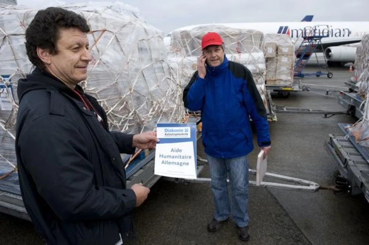 Caritas International verlädt Hilfsgüter auf dem Weg ins Katastrophengebiet